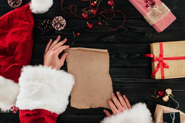 Santa Claus con lista de regalos - foto de stock