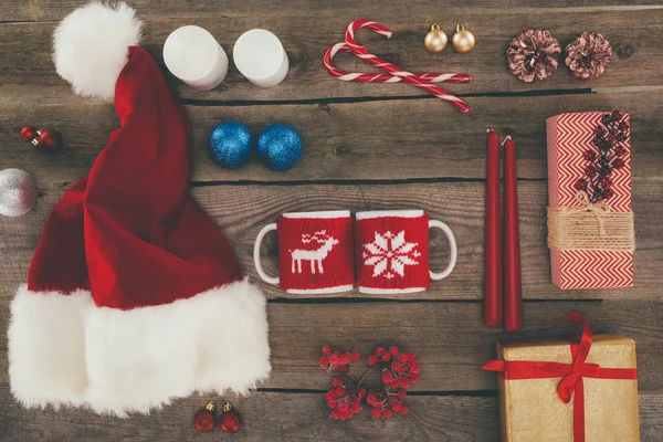 Santa hat and coffee cups — Stock Photo