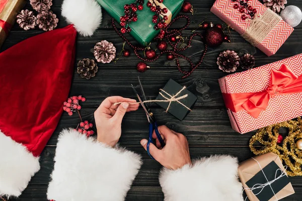 Weihnachtsmann verpackt Weihnachtsgeschenke — Stockfoto
