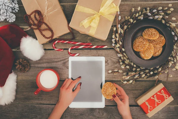 Tableta con espacio de copia en Navidad - foto de stock