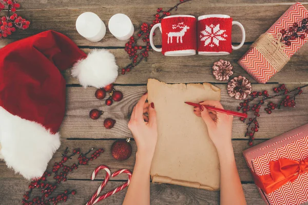 Escritura en la lista de Navidad de papiro - foto de stock