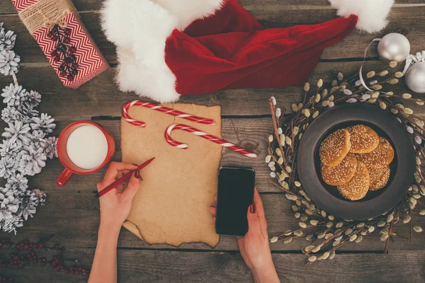 Donna con smartphone a Natale — Foto stock