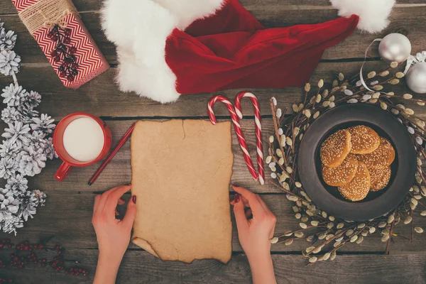 Blanko-Karte und Weihnachtsmütze — Stockfoto