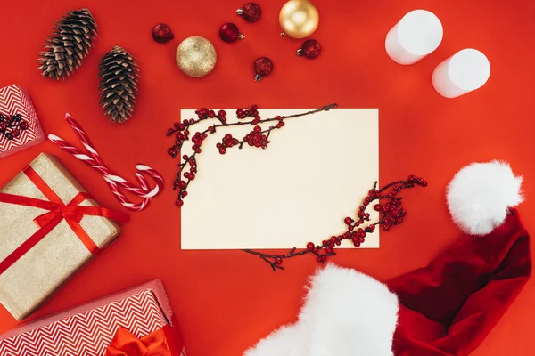 Tarjeta en blanco, regalos y decoraciones navideñas - foto de stock