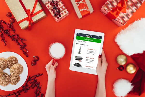 Tableta digital con Amazon en Navidad - foto de stock
