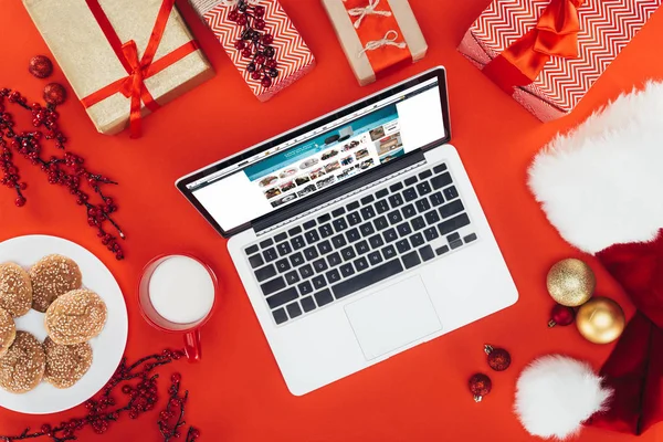 Laptop com site amazon no Natal — Fotografia de Stock