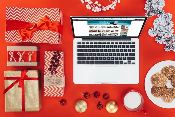 Подарунки та ноутбук з amazon сайт на Різдво — стокове фото