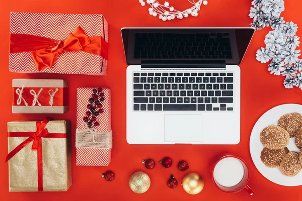 Christmas gifts and laptop — Stock Photo