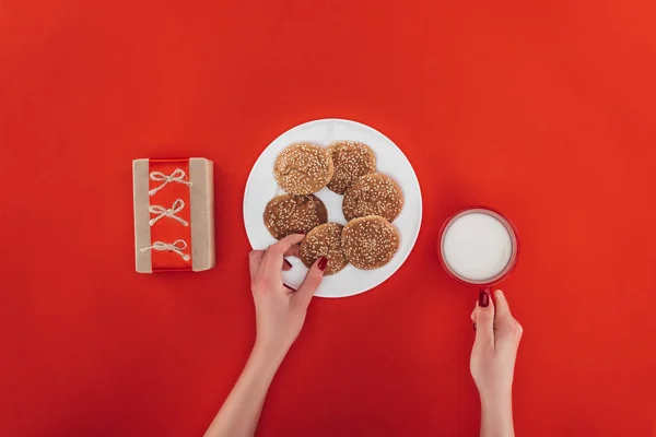 Present, oatmeal cookies and milk — Stock Photo