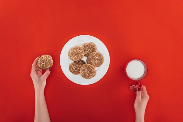 Hands with cookies and milk — Stock Photo