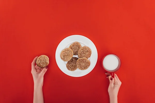 Hausgemachte Haferflockenplätzchen und eine Tasse Milch — Stockfoto