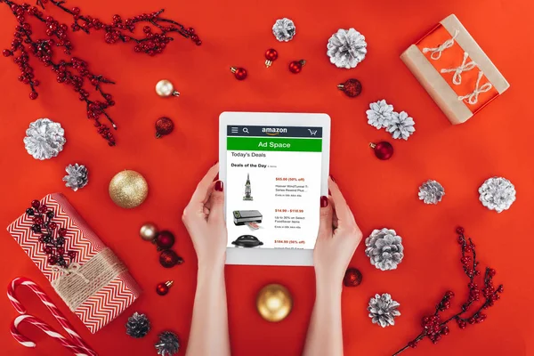 Tablet con amazon sito web a Natale — Foto stock