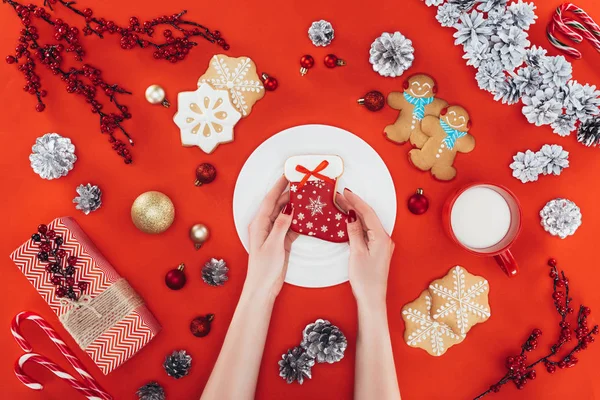 Woman with christmas gingerbread cookies — Stock Photo