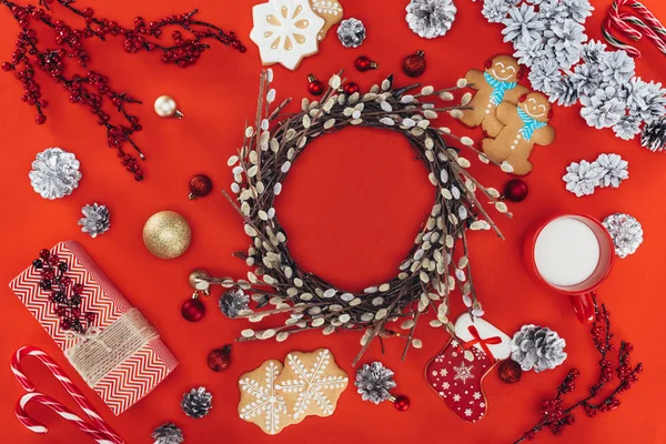 Couronne de Noël et biscuits — Photo de stock