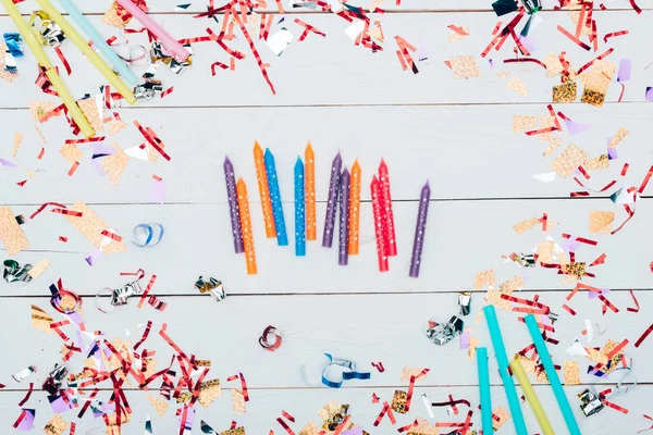Velas de vacaciones con confeti alrededor - foto de stock