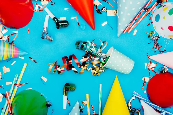 Confettis renversés de tasse en papier — Photo de stock