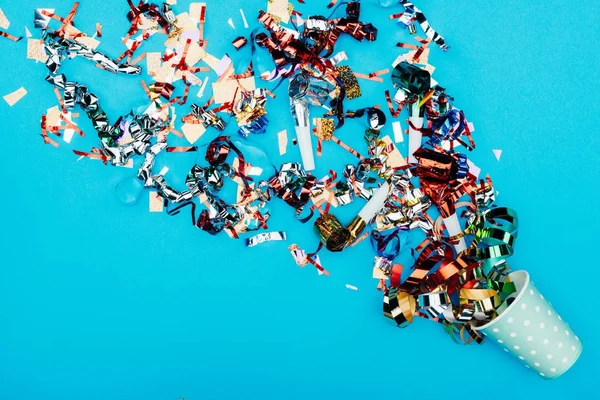 Confettis renversés de tasse en papier — Photo de stock