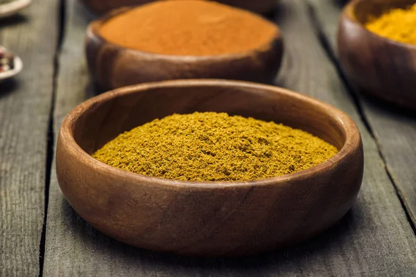 Cuencos de madera con cúrcuma - foto de stock