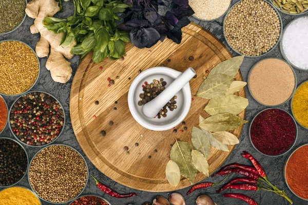 Mortar and pestle for grinding pepper — Stock Photo