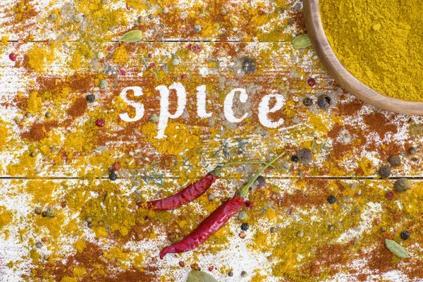 Разбросанные специи со словом Spice — стоковое фото