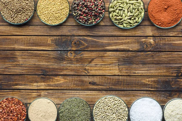 Bols en verre avec différentes épices colorées — Photo de stock