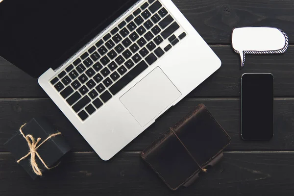 Laptop and smartphone with speech bubble — Stock Photo