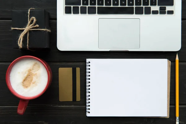 Laptop, cartão de crédito e presente — Fotografia de Stock