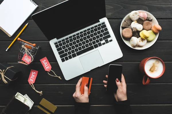 Compras en línea con ordenador portátil — Stock Photo