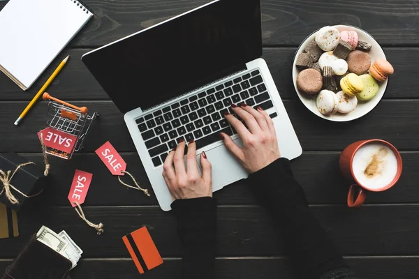 Compras en línea con ordenador portátil - foto de stock