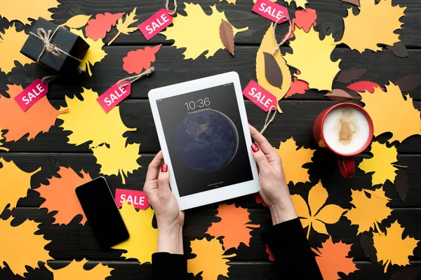 Hands with digital tablet — Stock Photo