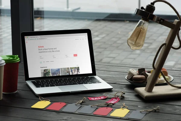 Laptop with airbnb website — Stock Photo