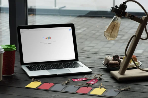 Ordinateur portable avec google site Web — Photo de stock