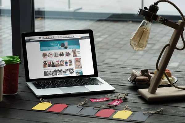 Laptop with amazon website — Stock Photo