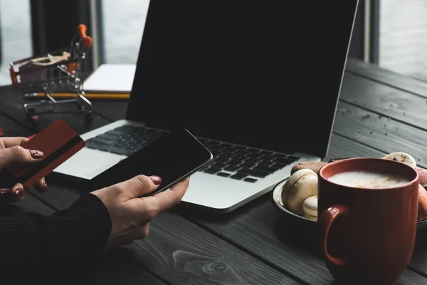 Smartphone, laptop y tarjeta de crédito - foto de stock