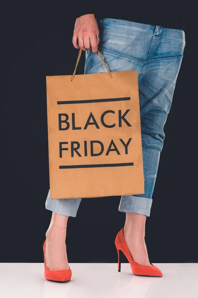 Mujer con bolsa de compras el viernes negro - foto de stock