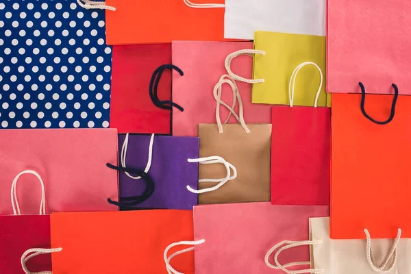 Bolsas de compras coloridas - foto de stock