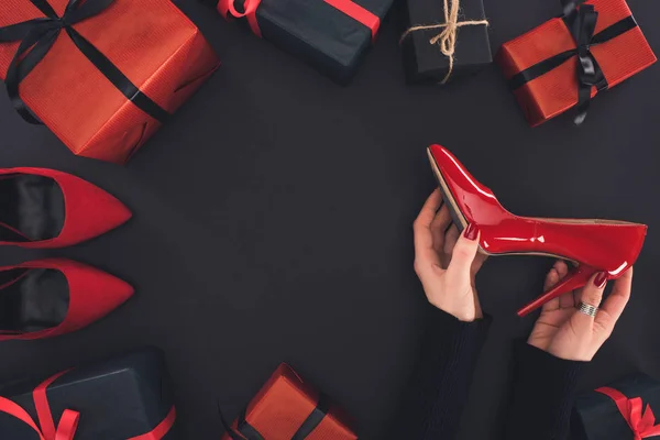 Tacón rojo y regalos - foto de stock