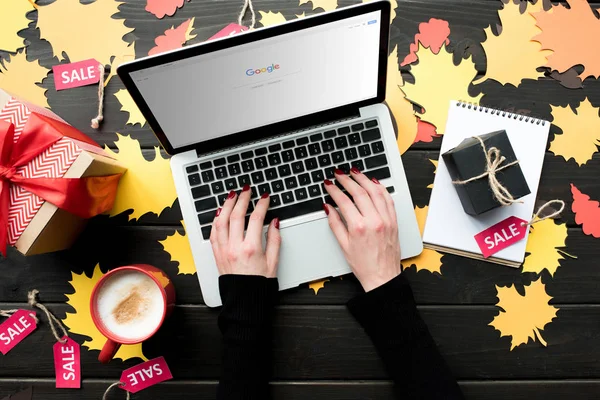 Woman typing on laptop — Stock Photo