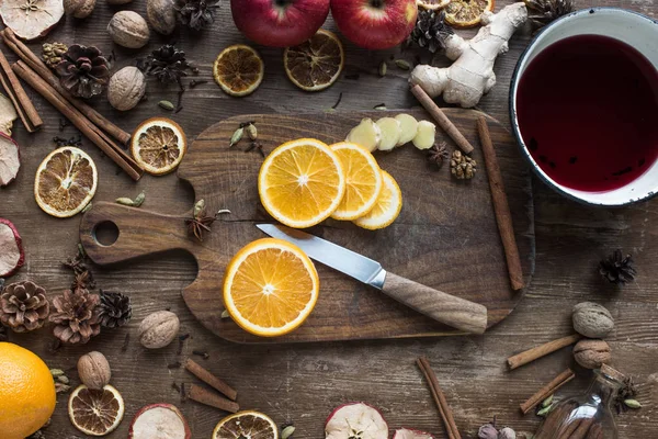 Cut orange and knife — Stock Photo