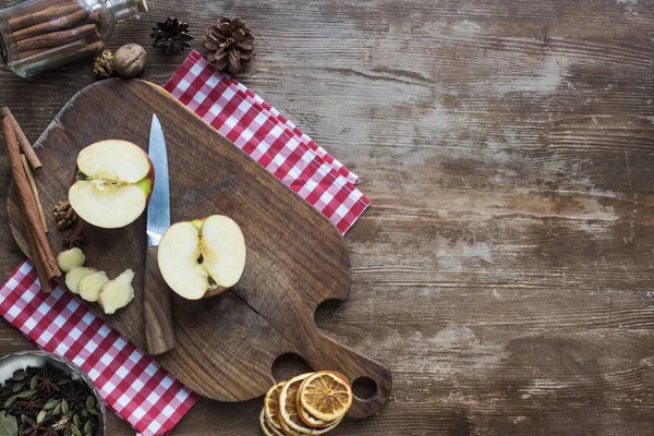 Manzana cortada y cuchillo - foto de stock