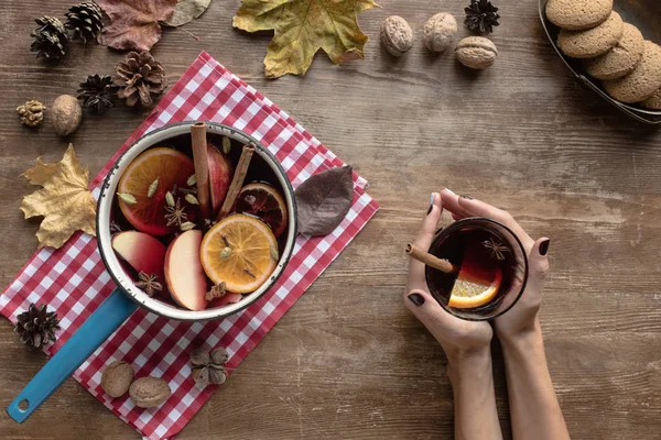 Femme tenant un verre de vin chaud — Photo de stock