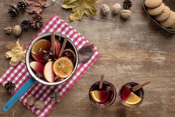 Olla de agua con vino caliente - foto de stock