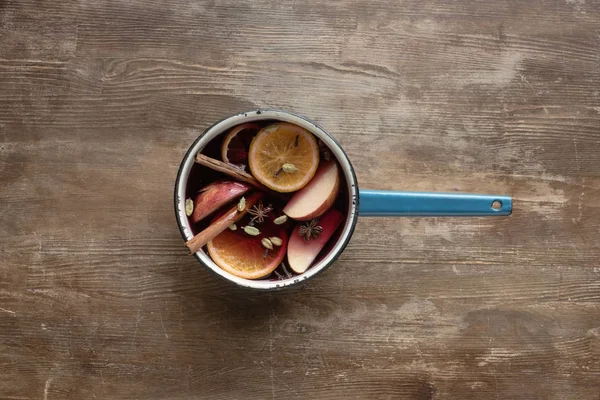 Trempette d'eau avec vin chaud fait maison — Photo de stock