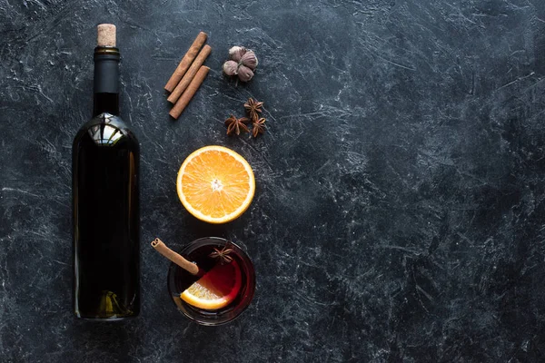 Botella de vino y copa con vino caliente - foto de stock