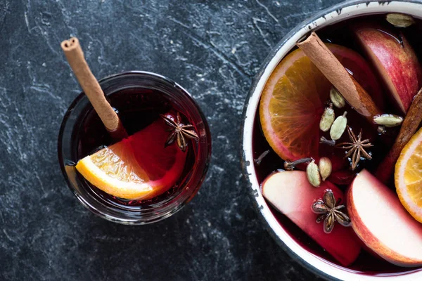 Bol et verre avec vin chaud et fruits — Photo de stock