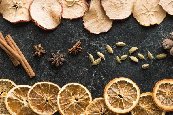 Manzanas y naranjas secas con palitos de canela - foto de stock