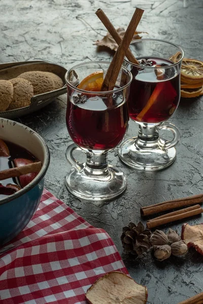 Dois copos de vinho quente — Fotografia de Stock