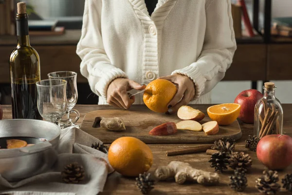 Donna taglio di frutta — Foto stock