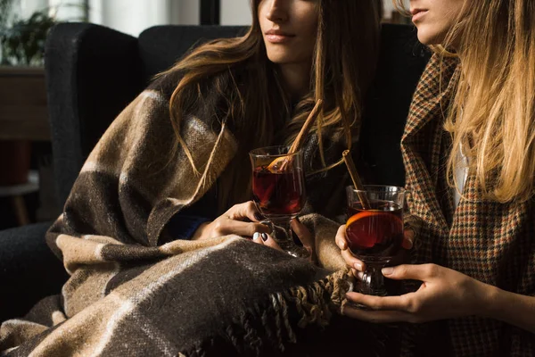 Meninas segurando copos de vinho quente — Fotografia de Stock