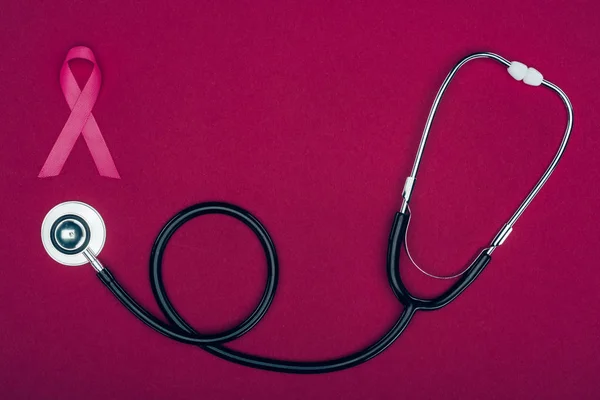 Stetoscopio e nastro per cancro al seno — Foto stock